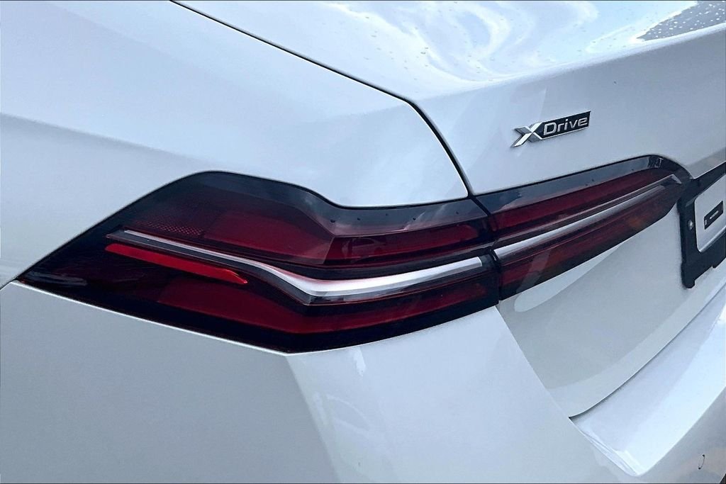 Used 2026 White BMW 550e xDrive image 18