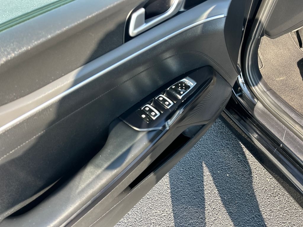 Used 2022 Black Kia LXS image 11