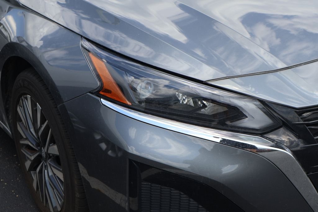 Used 2025 Gray Nissan SV FWD image 4