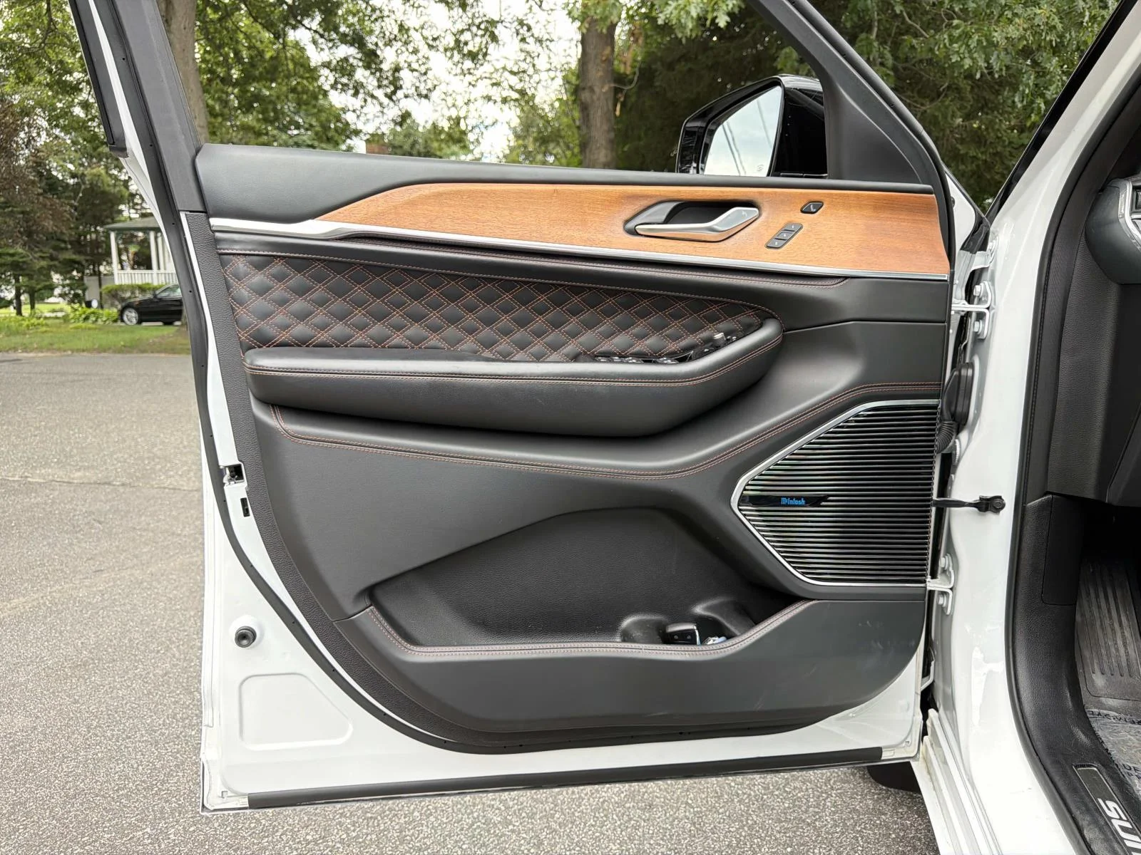 Used 2023 White Jeep Summit Reserve image 33
