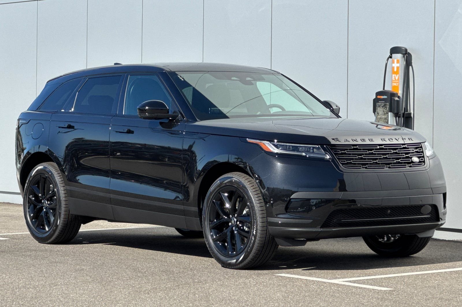 New 2026 Santorini Black Land Rover S image 7