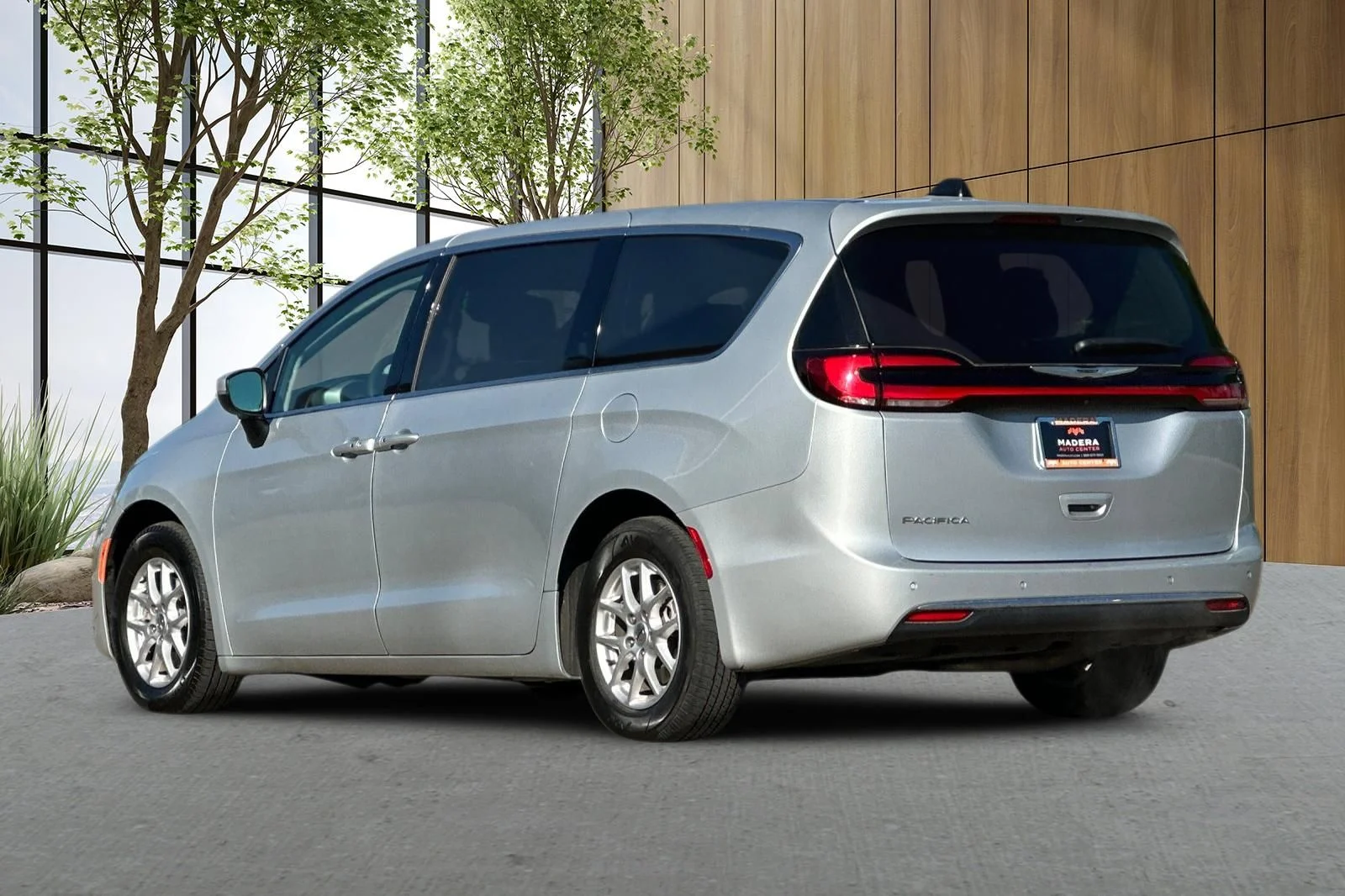 Used 2023 Silver Chrysler Touring L image 6