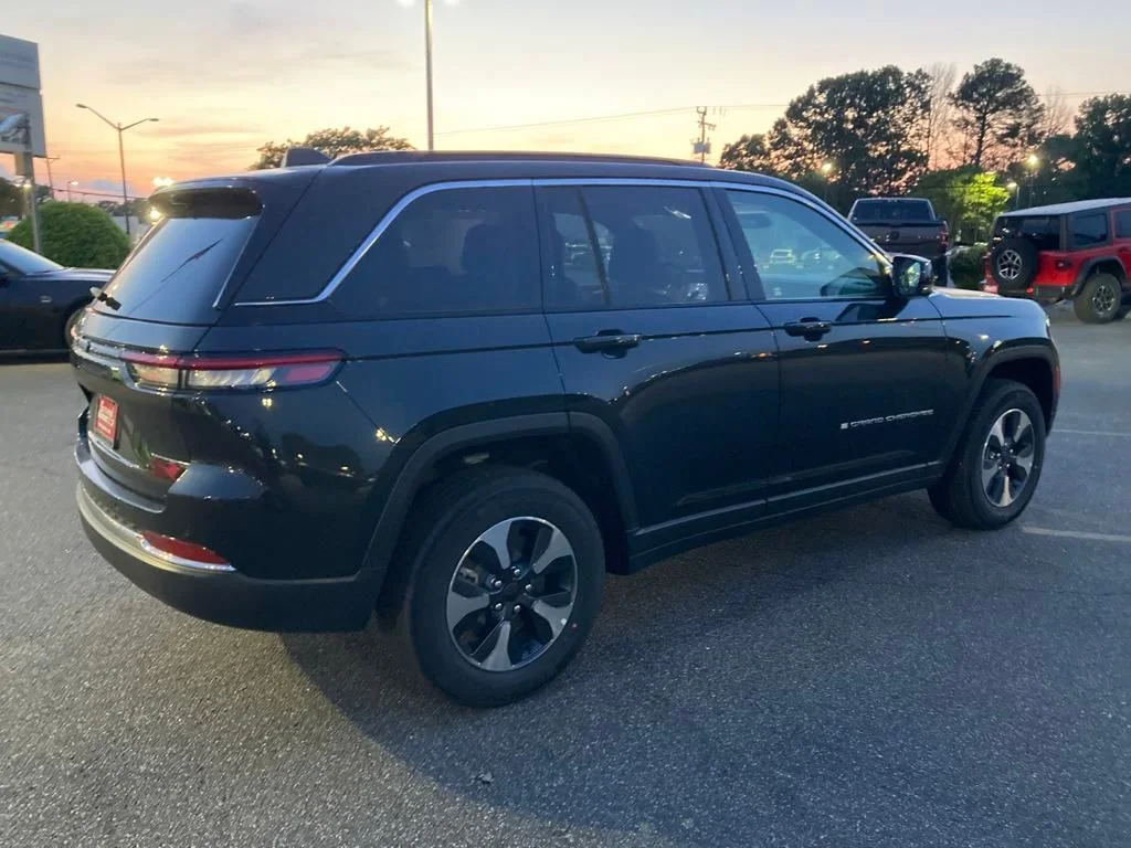 New 2024 Rocky Mountain Pearl-Coat Exterior Paint Jeep 4xe image 5