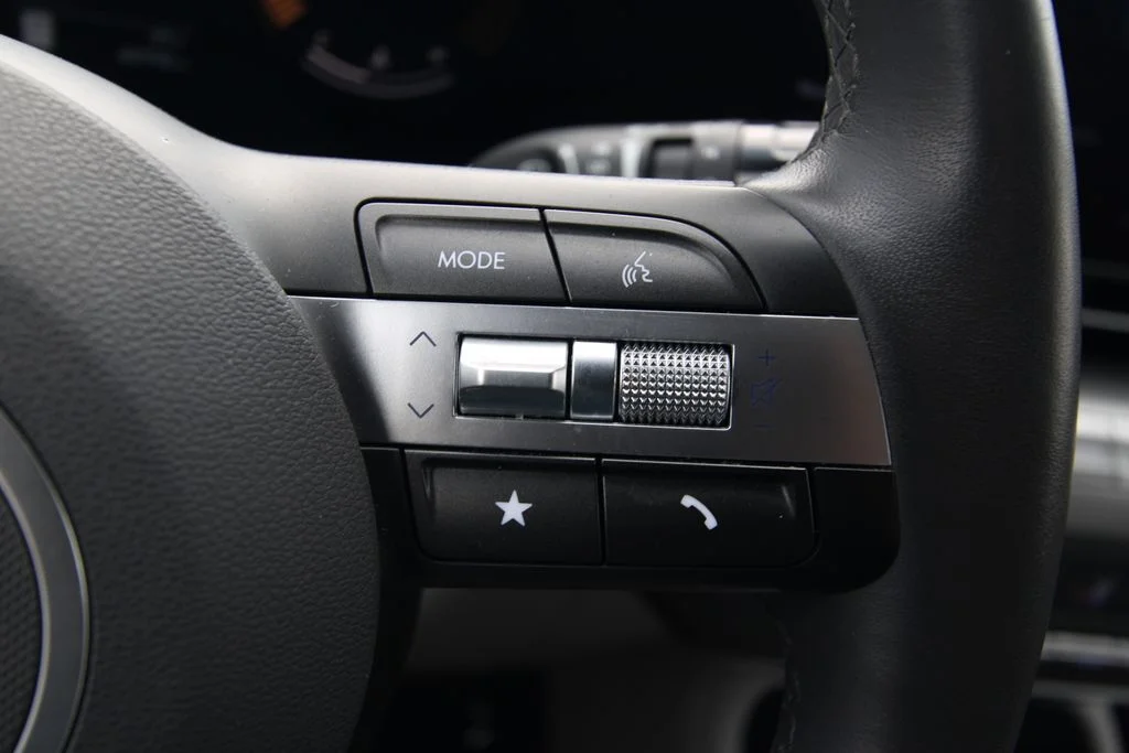 Used 2025 Black Hyundai SEL image 19
