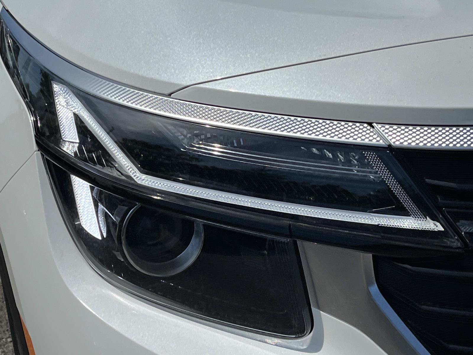New 2026 Snow White Pearl Kia EX image 9
