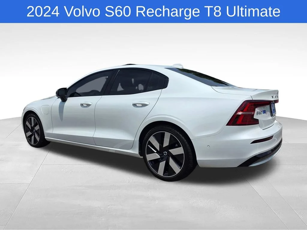 Used 2024 White Volvo T8 Ultimate Dark Theme image 5