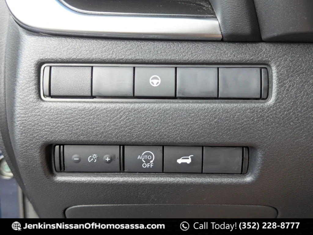 Used 2025 Blue Nissan SV image 39