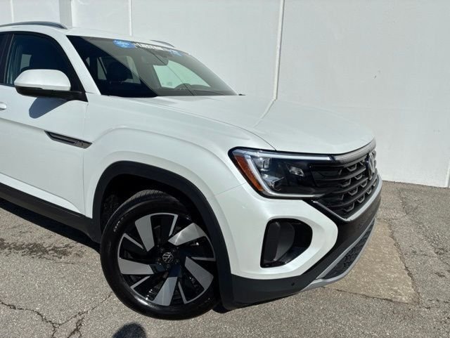 New 2026 Opal White Pearl Volkswagen SE w/Technology image 21