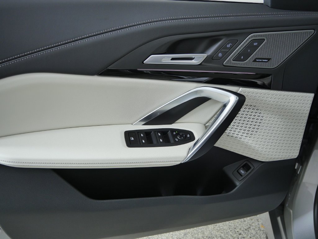 New 2027 Space Silver Metallic BMW xDrive28i image 32