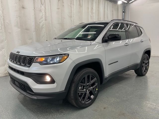 New 2026 Silver Zynith Metallic Clearcoat Jeep Latitude image 4