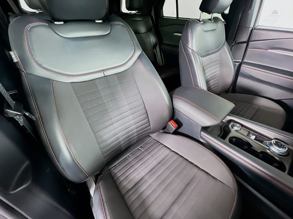 Used 2025 Carbonized Gray Metallic Ford ST-Line image 29