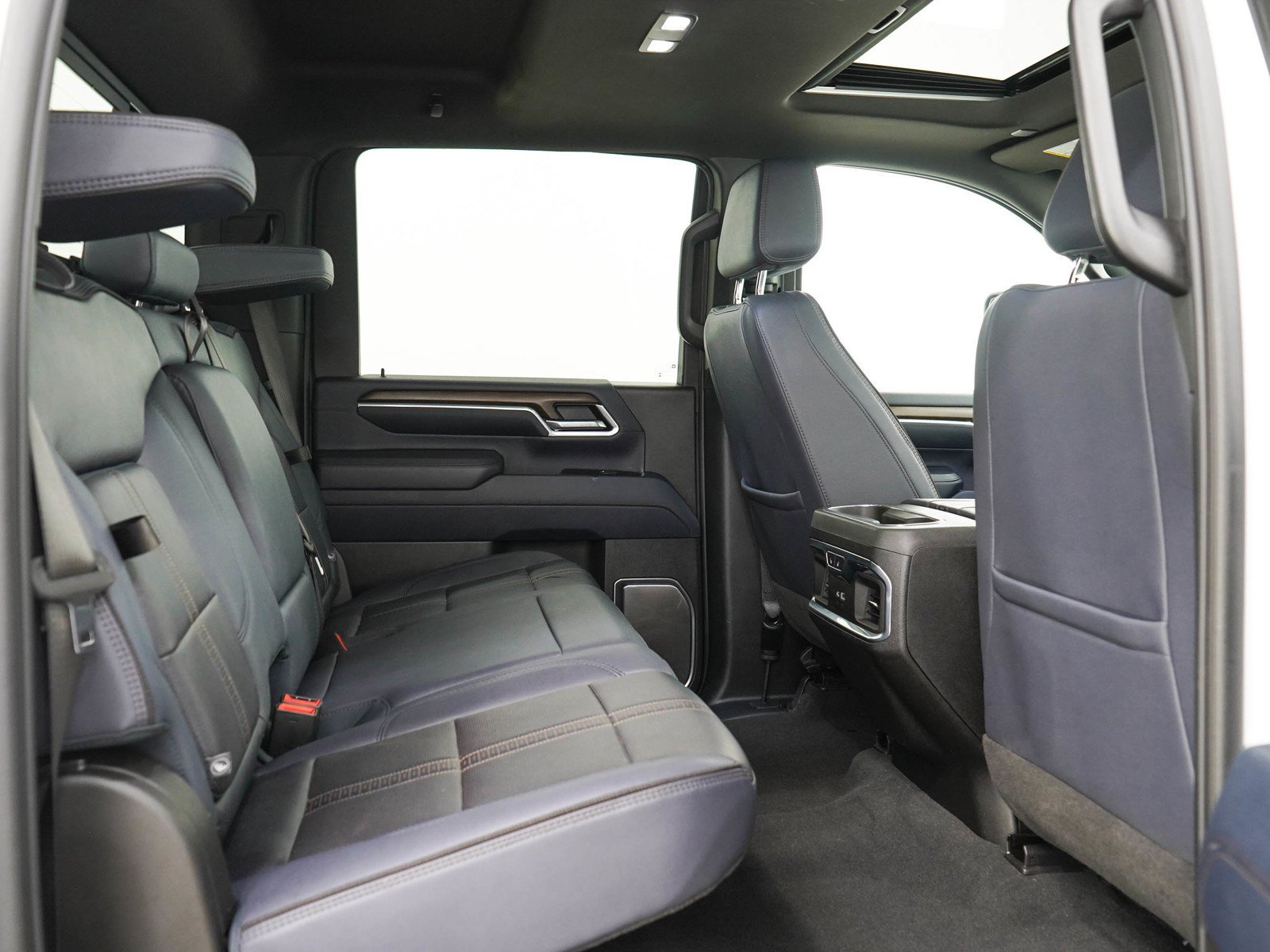Used 2025 Iridescent Pearl Tricoat Chevrolet High Country image 14