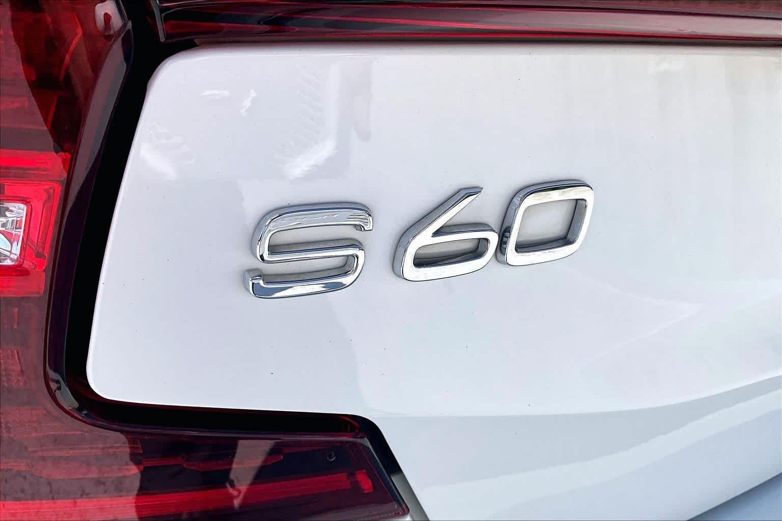 Used 2020 Crystal White Pearl Metallic Volvo Momentum image 31