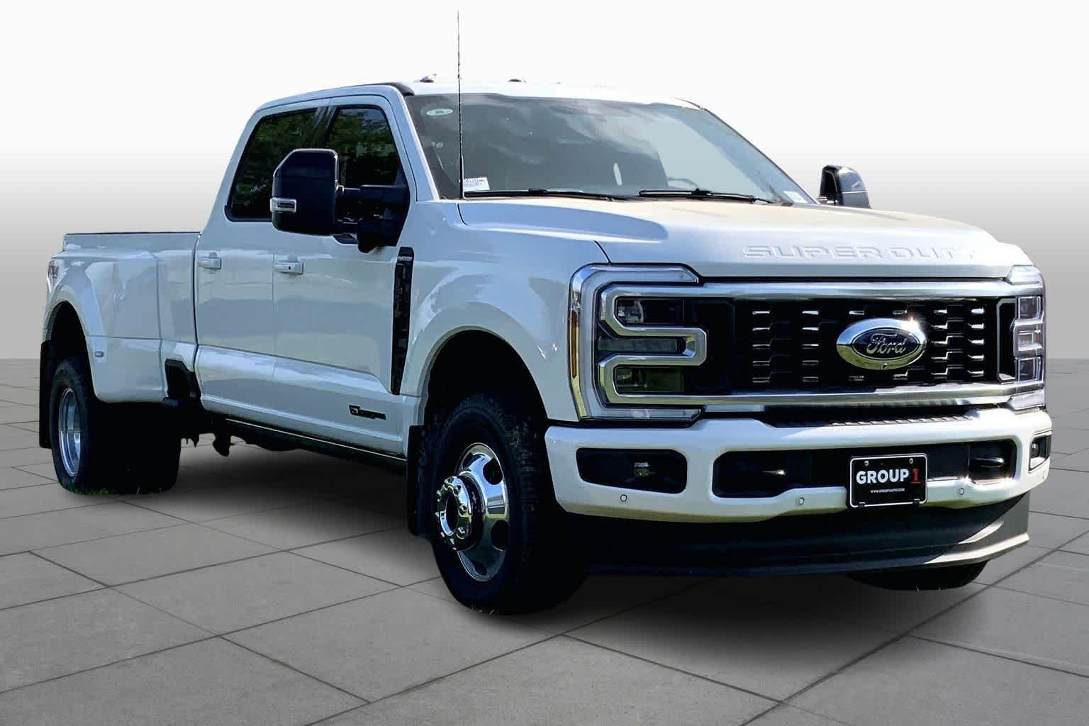 New 2026 Star White Metallic Tri-Coat Ford F-350® Platinum® image 2