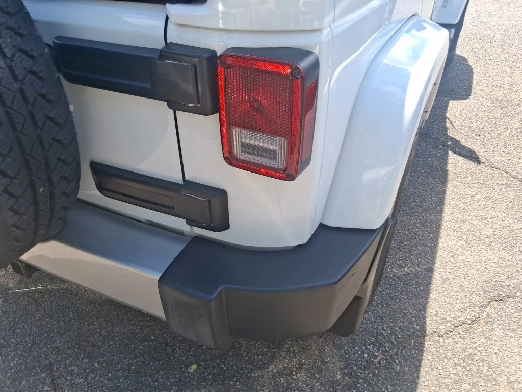 Used 2015 White Jeep Unlimited Sahara image 15