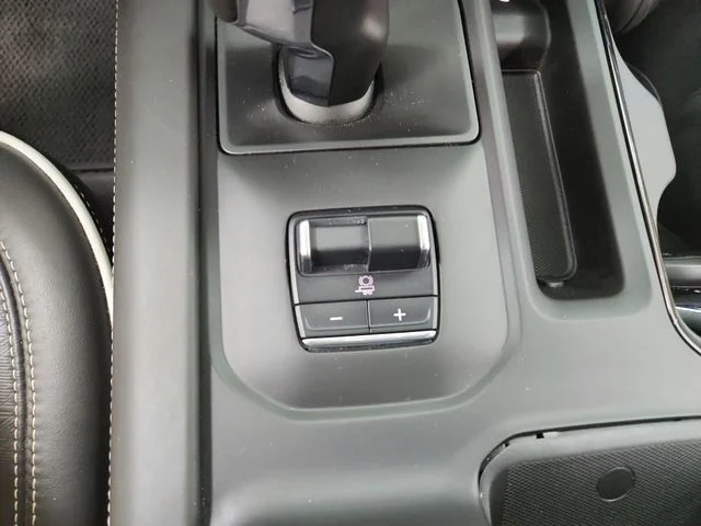 Used 2023 White GMC AT4X image 34
