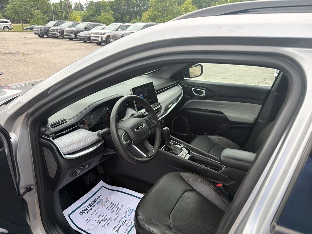 Used 2023 Silver Jeep Latitude Lux image 16