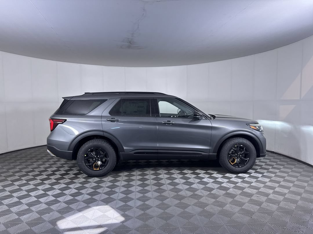 New 2026 Carbonized Gray Metallic Ford Tremor image 10