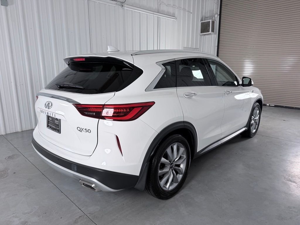 Used 2020 White INFINITI LUXE image 5
