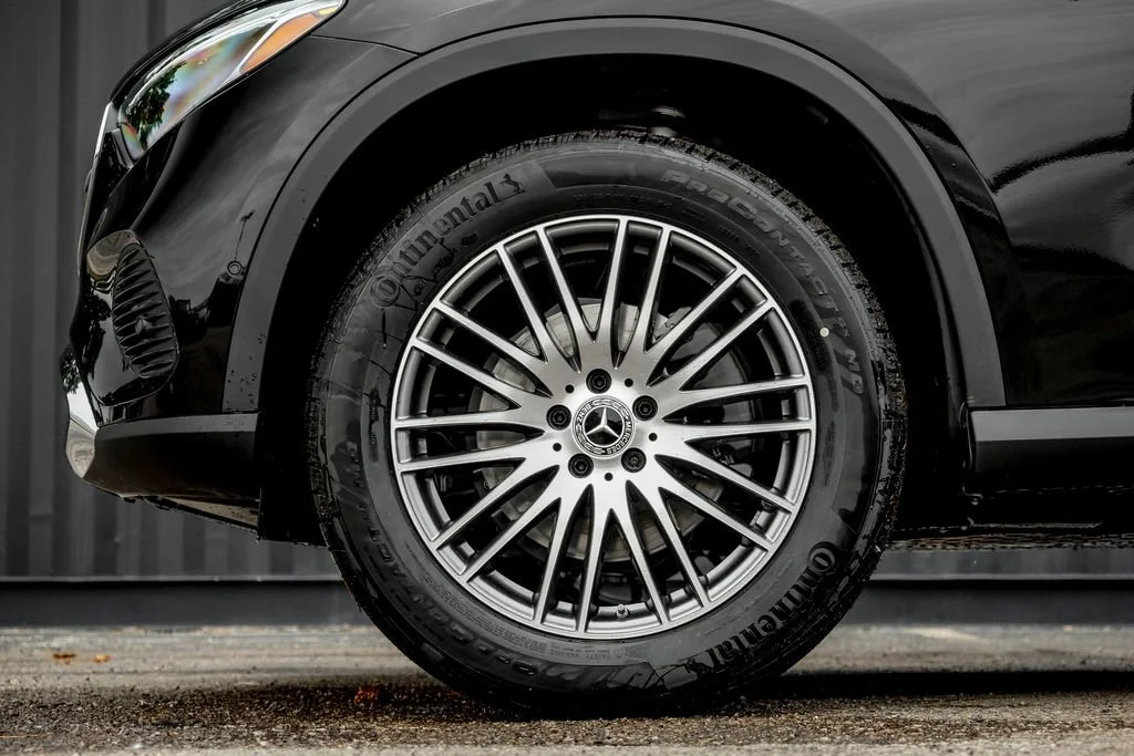 New 2026 Black Mercedes-Benz GLC300 image 4