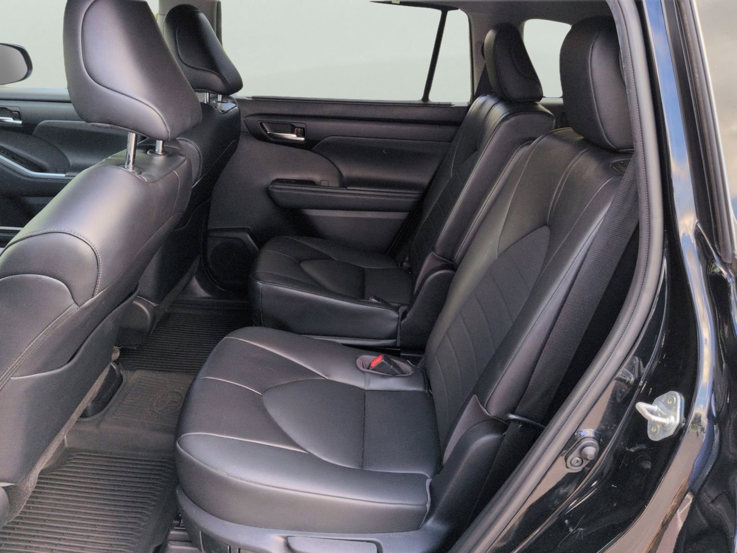 Used 2022 Midnight Black Metallic Toyota XLE image 13