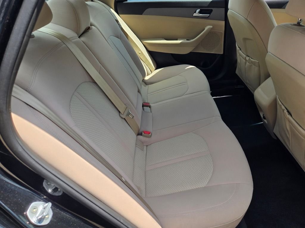 Used 2017 Phantom Black Hyundai SE image 9