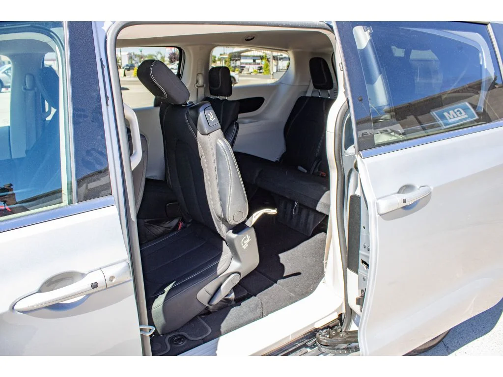 Used 2023 Silver Mist Clearcoat Chrysler LX image 15