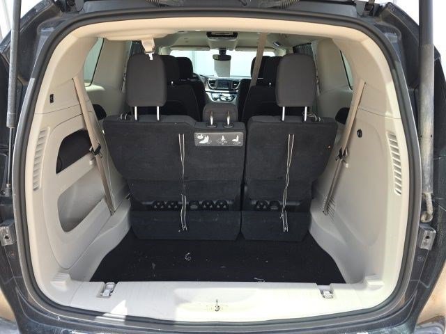 Used 2019 Brilliant Black Crystal Pearlcoat Chrysler Touring Plus image 9
