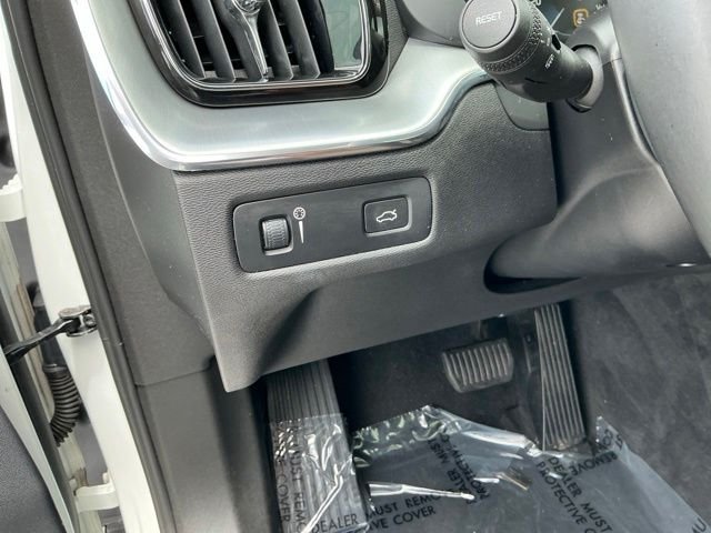 Used 2019 White Volvo T5 Momentum image 33