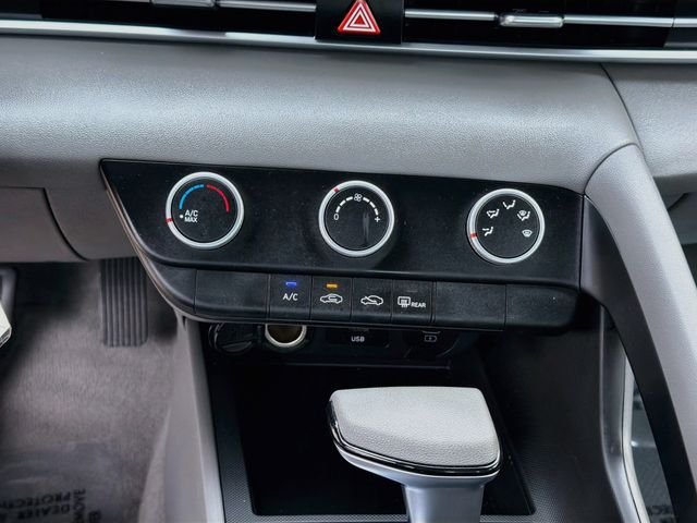 Used 2025 White Hyundai SE image 15