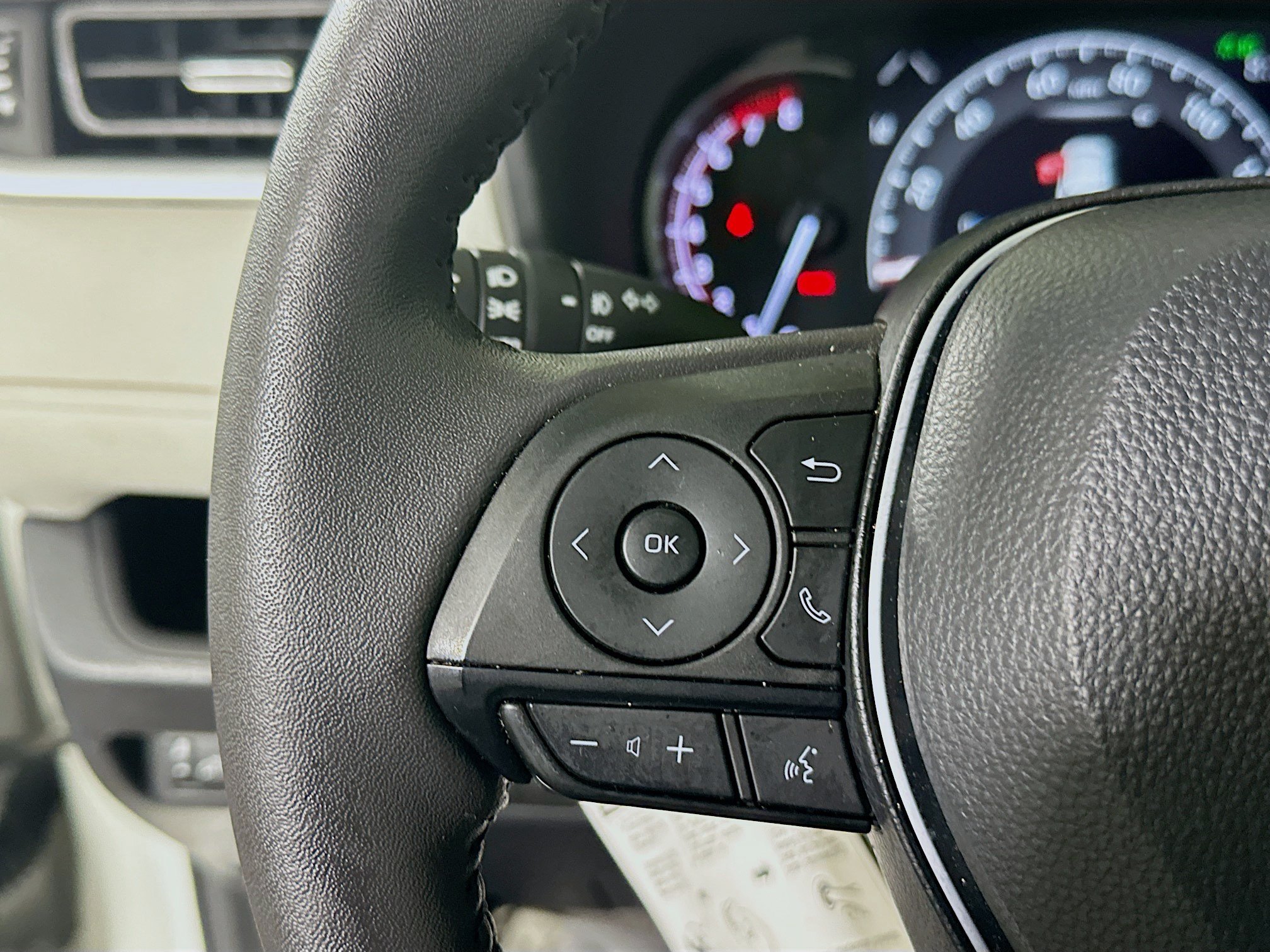 Used 2024 Pearl Toyota XLE Premium image 16