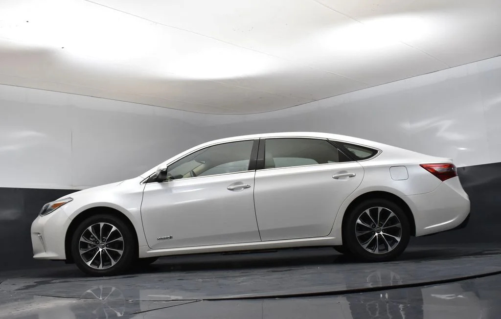 Used 2018 Blizzard Pearl Toyota XLE Premium image 9