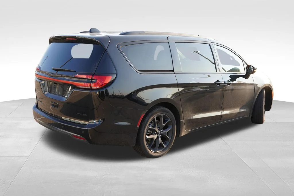 Used 2026 Diamond Black Crystal Pearlcoat Chrysler Limited image 3