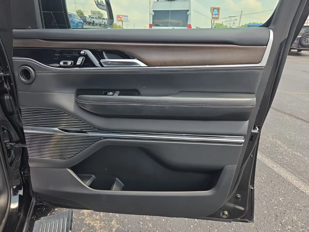 2023 Jeep Grand Wagoneer Series II - Photo 25