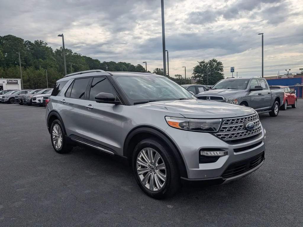 Used 2021  Ford Limited image 3