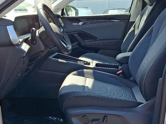 2025 Volkswagen Tiguan SE - Photo 10