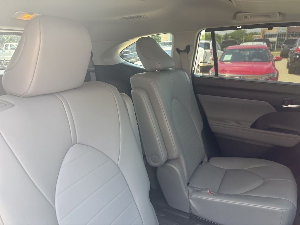 Used 2021 Blizzard Pearl Toyota XLE image 31