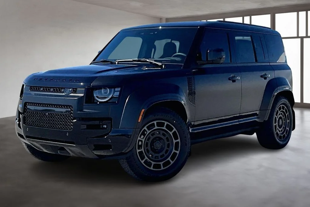 2026 Land Rover Defender 110 OCTA Black P635's photo