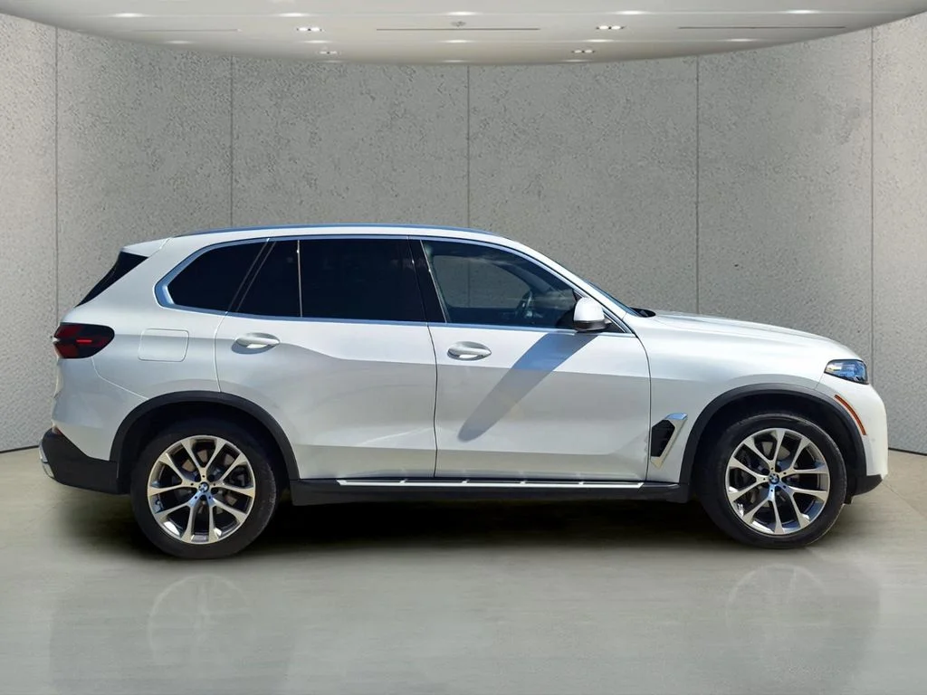 Used 2024 White BMW sDrive40i image 6