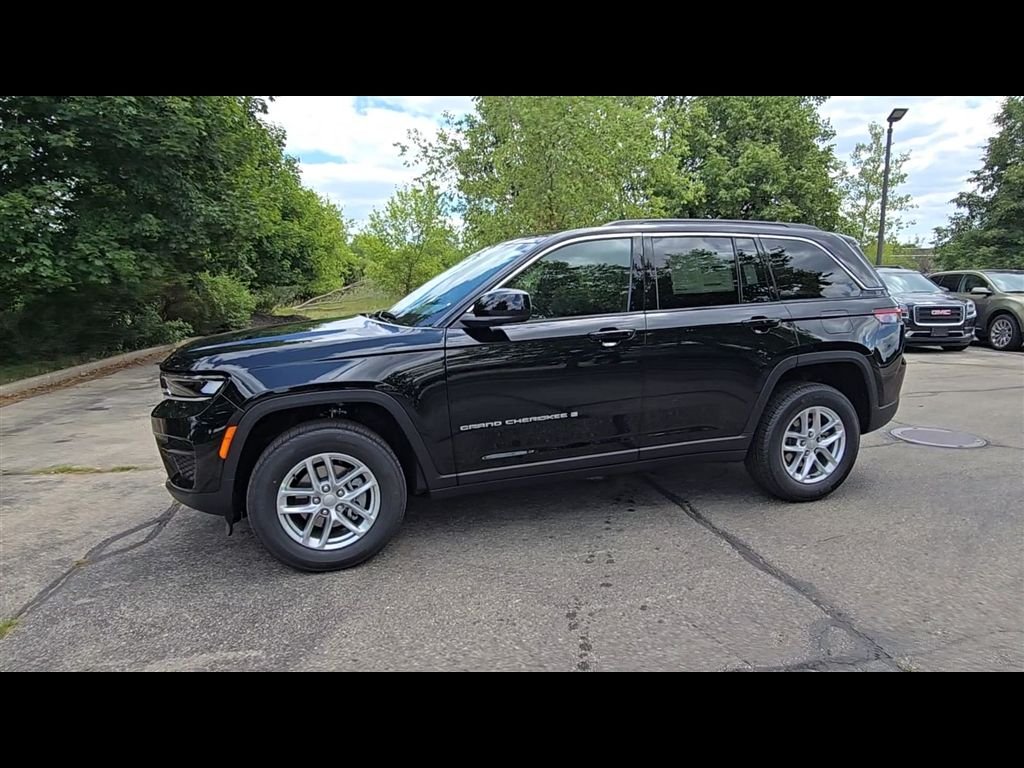 New 2026 Diamond Black Crystal Pearl-Coat Exterior Paint Jeep Laredo X image 4