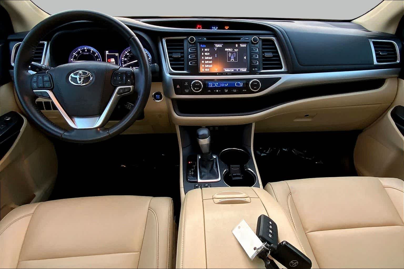Used 2019 Blizzard Pearl Toyota XLE image 15