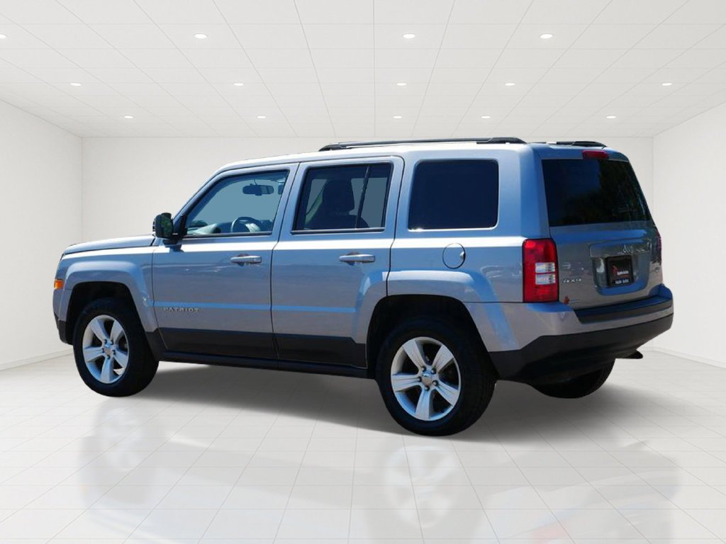 Used 2015 Silver Jeep Latitude image 4