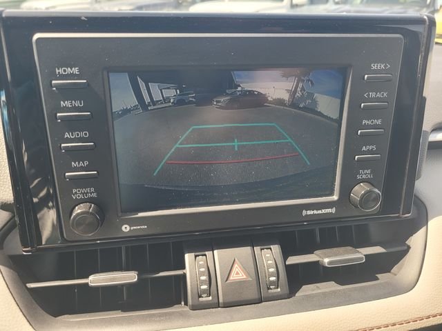 Used 2020  Toyota XLE Premium image 22