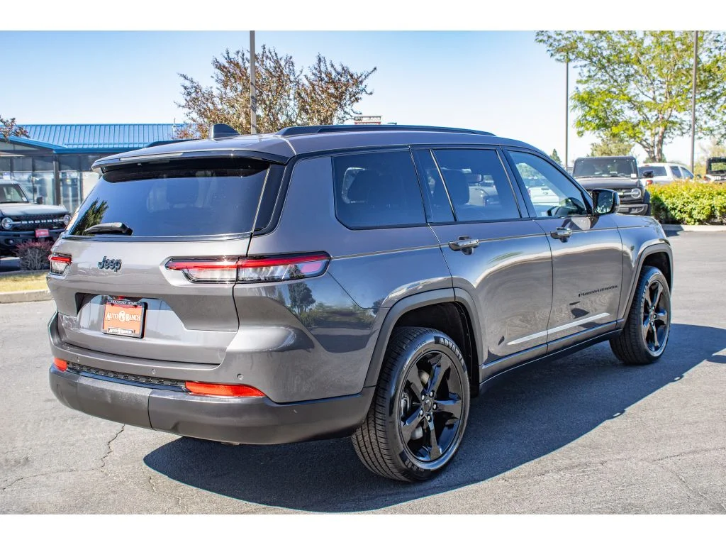 Used 2023 Baltic Gray Metallic Clearcoat Jeep Altitude image 8