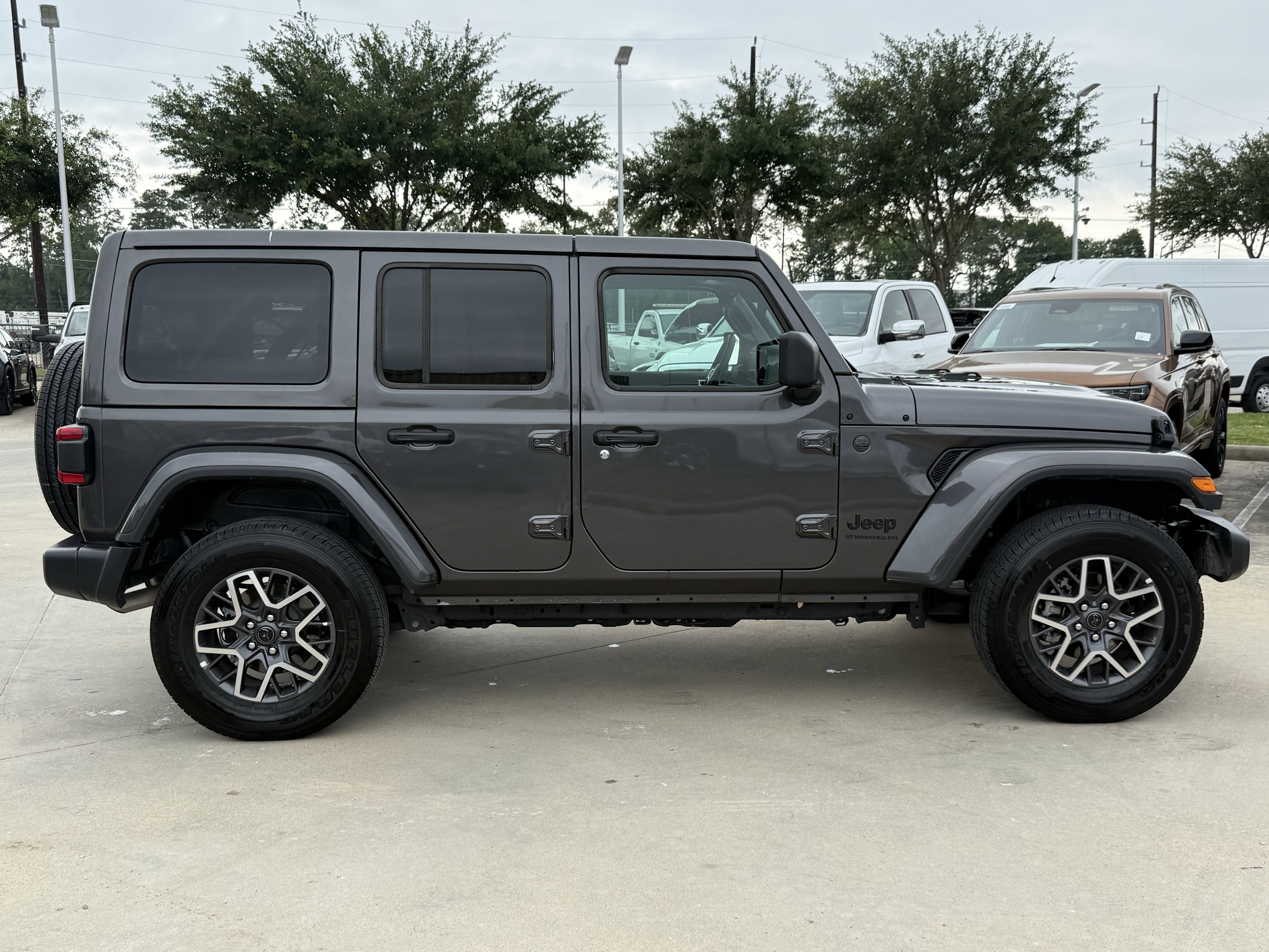 Used 2025 Granite Crystal Metallic Clearcoat Jeep  image 3