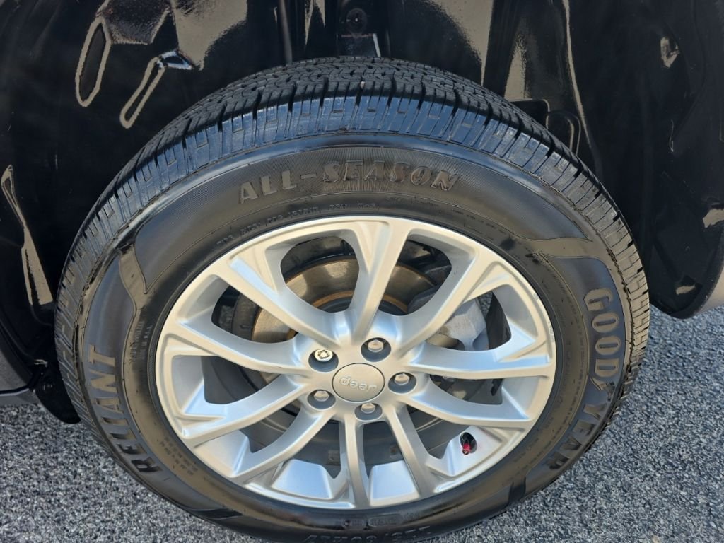 Used 2019 Silver Jeep Latitude image 7