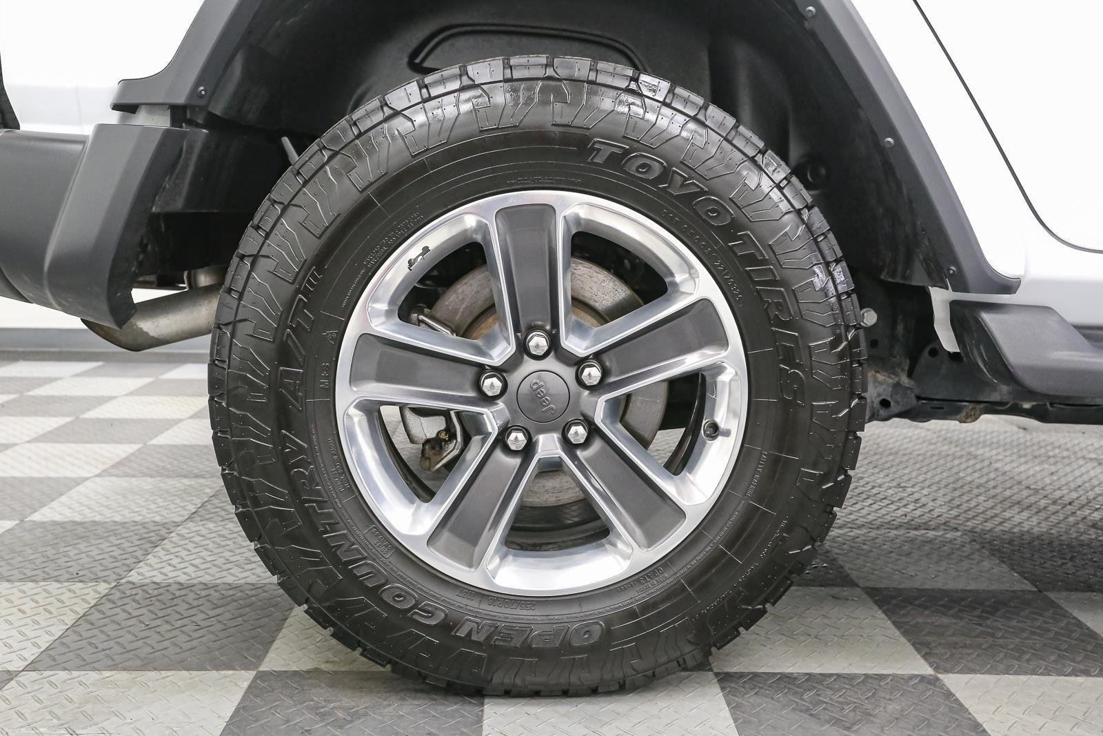 Used 2022 Bright White Clearcoat Jeep Unlimited Sahara image 18