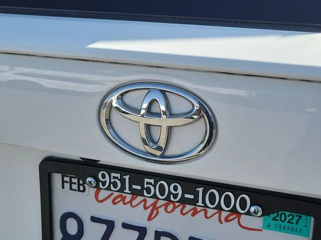 Used 2022 White Toyota XLE image 31