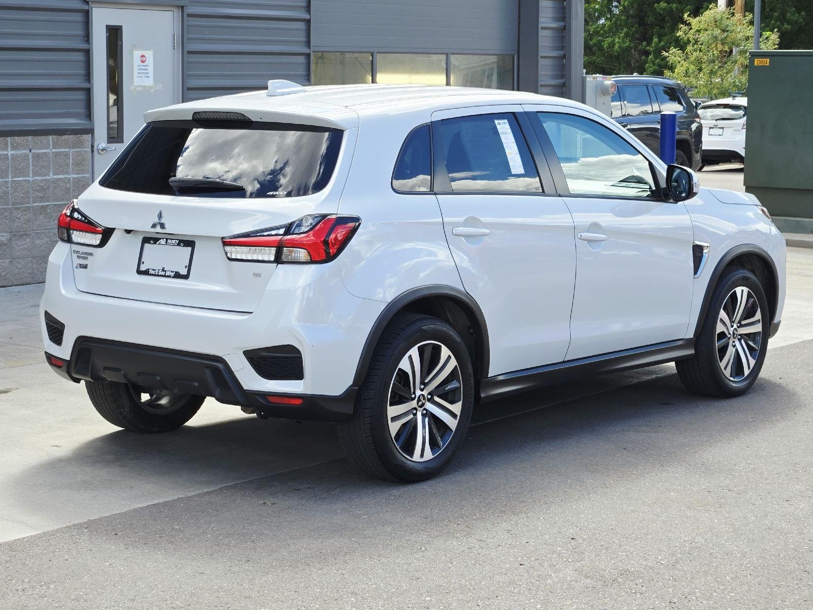 Used 2024 White Diamond Mitsubishi ES image 5