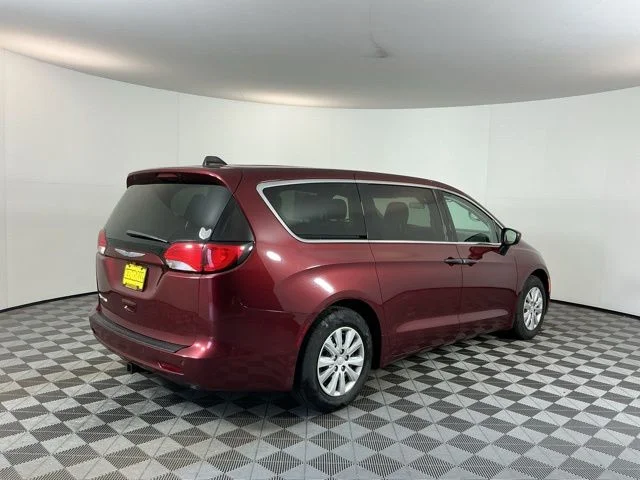Used 2018 Velvet Chrysler L image 4